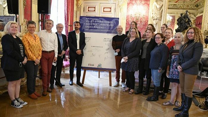 La ville de Lyon a signé la charte «<small class="fine d-inline"> </small>Villes et Territoires sans Perturbateurs Endocriniens<small class="fine d-inline"> </small>»