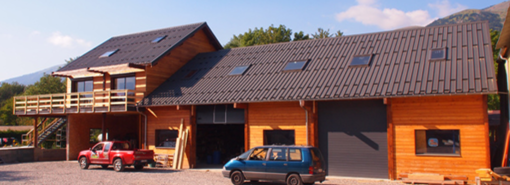 Atelier d'entreprise de charpente et 2 appartements