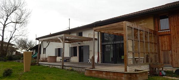 Transformation d'une ferme en pisé en maison individuelle