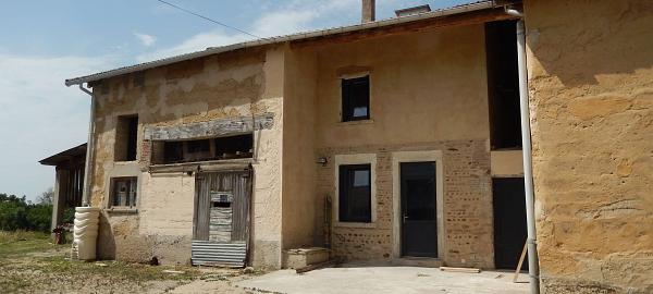 Ferme en pisé