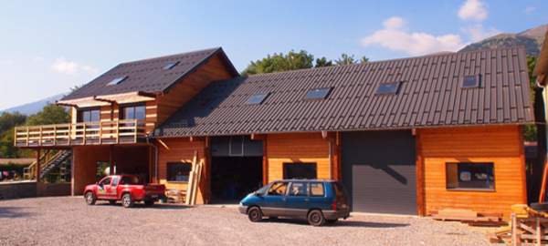 Atelier d'entreprise de charpente et 2 appartements