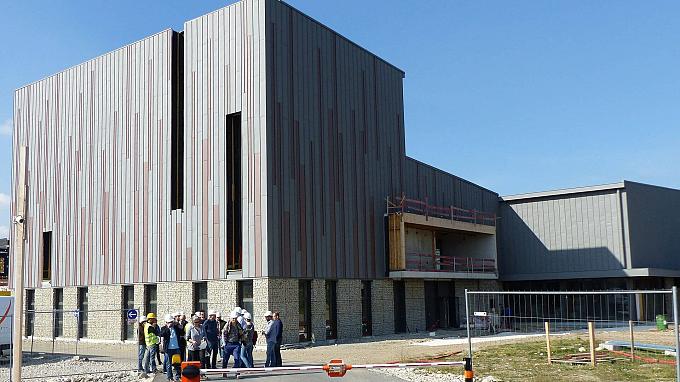 3 équipements (collège, gymnase et cinéma)